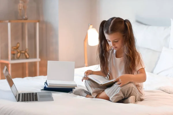 Little Girl Studying Online Home — Stock Photo, Image