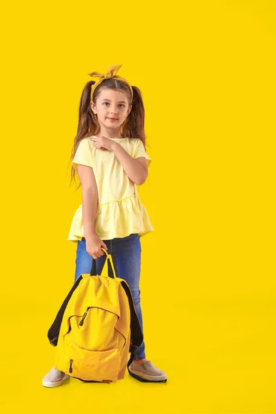 Χαριτωμένο Κοριτσάκι Του Σχολείου Δείχνει Κάτι Στο Φόντο Χρώμα — Φωτογραφία Αρχείου