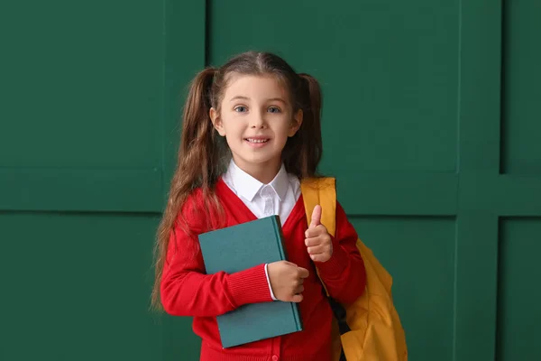 Söt Liten Skola Flicka Med Bok Visar Tummen Upp Gest — Stockfoto