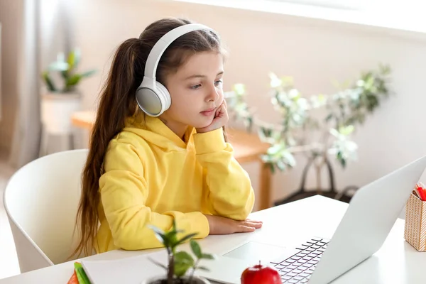 Маленька Дівчинка Навчається Онлайн Вдома — стокове фото