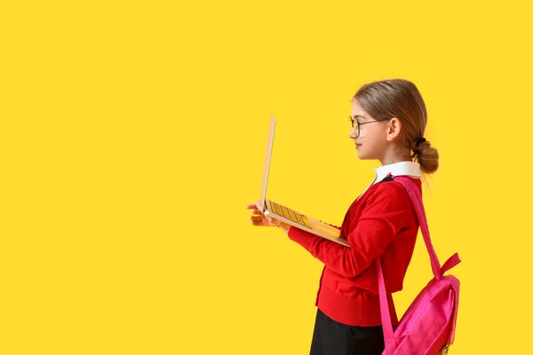 Χαριτωμένο Κοριτσάκι Σχολείο Φορητό Υπολογιστή Στο Φόντο Χρώμα — Φωτογραφία Αρχείου