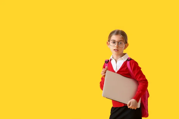 Schattig Klein Schoolmeisje Met Laptop Kleur Achtergrond — Stockfoto