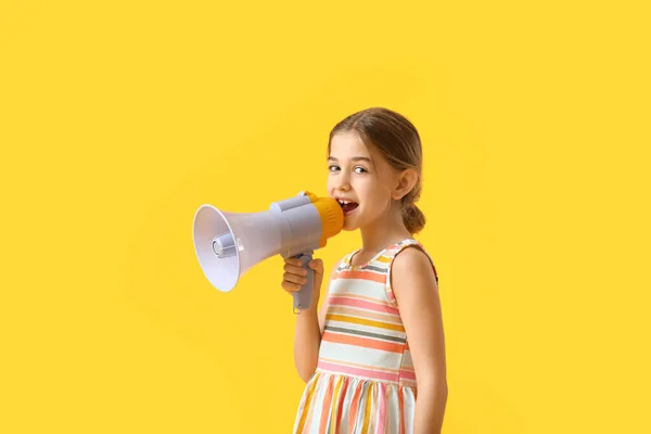 Petite Fille Mignonne Avec Mégaphone Sur Fond Couleur — Photo