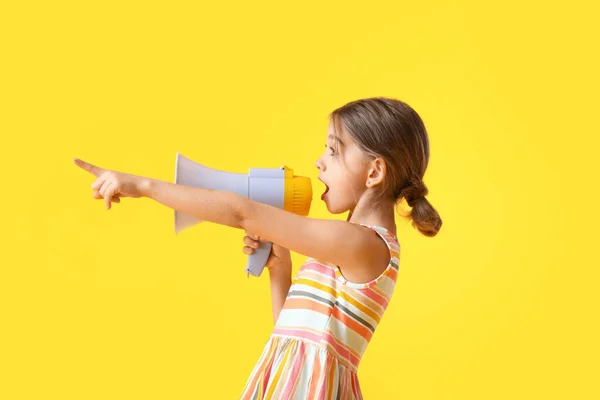 Nettes Kleines Mädchen Mit Megafon Auf Farbigem Hintergrund — Stockfoto
