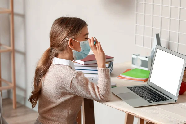 Little Girl Medical Mask Studying Online Home — Stock Photo, Image