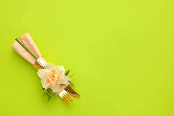 Stylish Cutlery Napkin Narcissus Flower Color Background — Stock Photo, Image