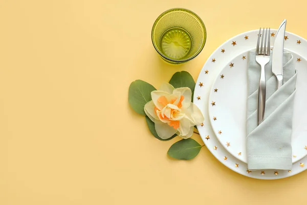 Beau Décor Table Avec Fleur Narcisse Sur Fond Couleur — Photo