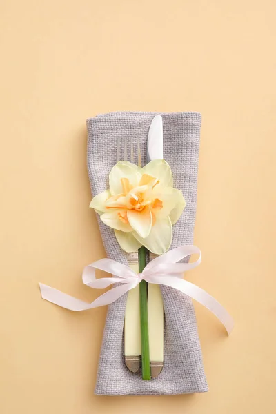 Stylish Cutlery Napkin Narcissus Flowers Color Background — Stock Photo, Image