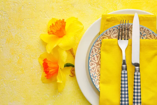 Beautiful Table Setting Narcissus Flowers Color Background — Stock Photo, Image