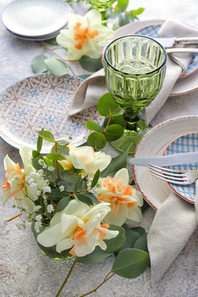 Beautiful Table Setting Narcissus Flowers Light Background — Stock Photo, Image