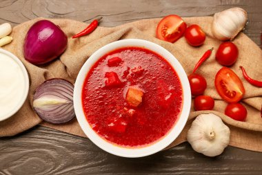 Ahşap zemin üzerinde lezzetli borş çorbası olan kompozisyon