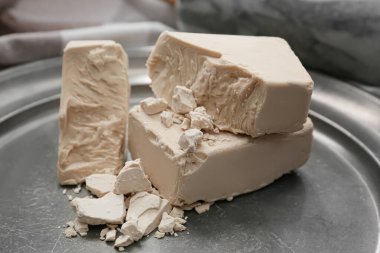 Masada taze mayalı tepsi.