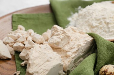 Taze maya tabakta, yakın plan.