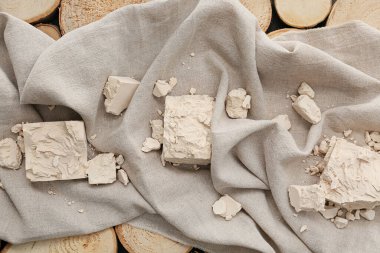 Ahşap arka planda taze maya