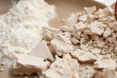 Taze maya ve un masada, yakın plan.