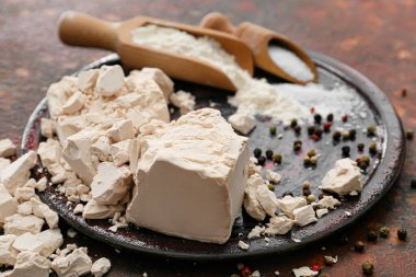 Arkaplanda taze maya olan bir tabak.