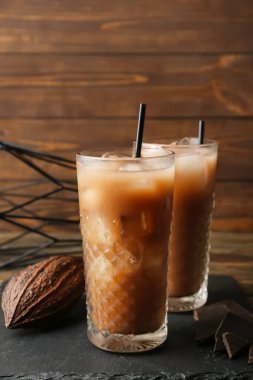 Masada bir bardak lezzetli çikolatalı süt, yakın plan.