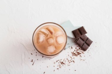 Hafif arka planda bir bardak lezzetli çikolatalı süt.