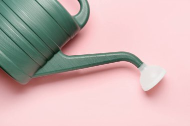 Renk arkaplanında sulama kutusu, yakın plan