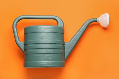 Renk arkaplanında sulama kutusu