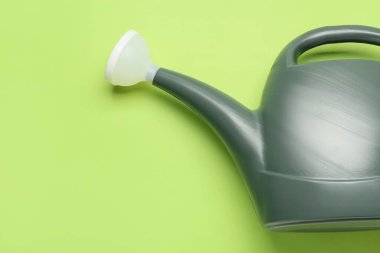 Renk arkaplanında sulama kutusu