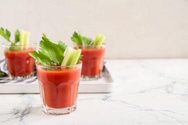 Masada bir bardak Bloody Mary kokteyli