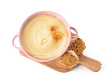 Beyaz arka planda sarımsaklı patates püresi pişiriyorum.