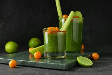 Arka planda bir bardak Bloody Mary kokteyli.