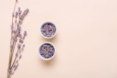 Arka planda lavanta çiçekleri olan kaseler