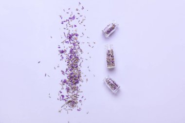 Renkli lavanta çiçekli şişeler