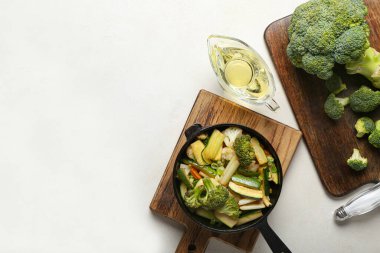 Hafif arka planda farklı sebzelerle kızartma tavası