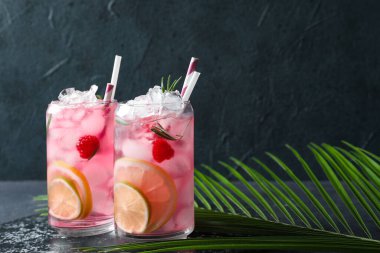 Koyu arkaplanda lezzetli ahududu limonatası.