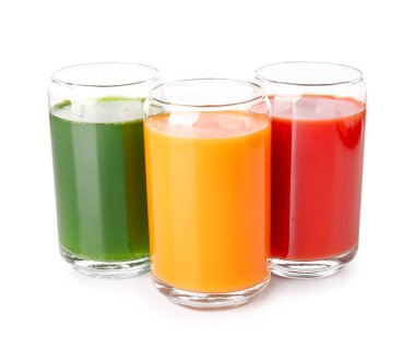 Beyaz arka planda sağlıklı meyve suyu olan bardaklar.