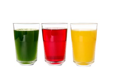 Beyaz arka planda sağlıklı meyve suyu olan bardaklar.