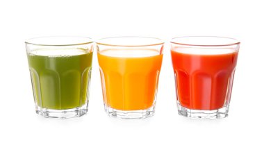 Beyaz arka planda sağlıklı meyve suyu olan bardaklar.