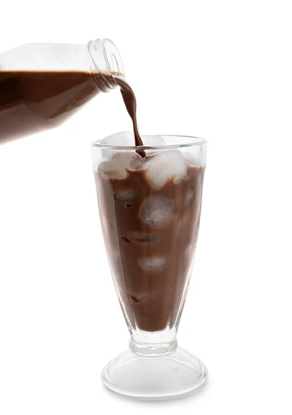 Verter Leche Chocolate Sabrosa Vaso Sobre Fondo Blanco — Foto de Stock