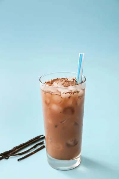 おいしいチョコレートミルクとバニラスティックのガラス色の背景 — ストック写真