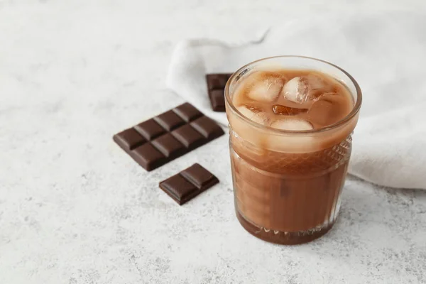 Glas Leckere Schokoladenmilch Auf Hellem Hintergrund — Stockfoto