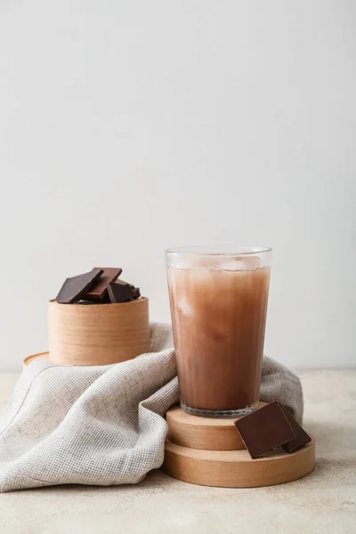 浅色背景的美味巧克力牛奶 — 图库照片