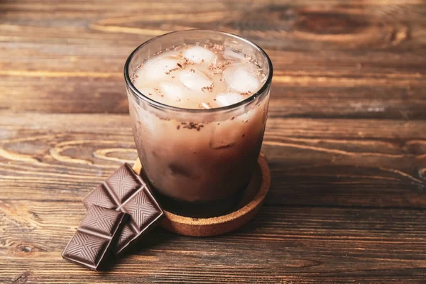 木製の背景においしいチョコレートミルクのガラス クローズアップ — ストック写真
