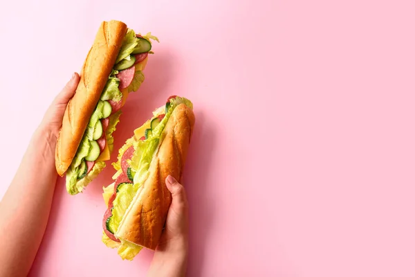Женские Руки Вкусными Бутербродами Цветном Фоне — стоковое фото