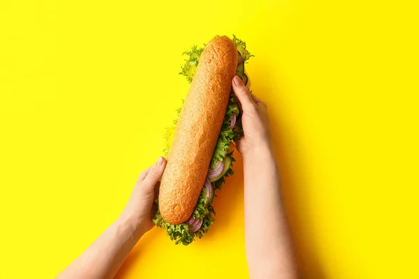 Manos Femeninas Con Sabroso Sándwich Sobre Fondo Color — Foto de Stock