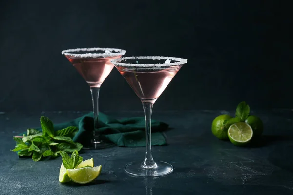 Bicchieri Gustoso Cocktail Cosmopolita Menta Lime Sfondo Scuro — Foto Stock