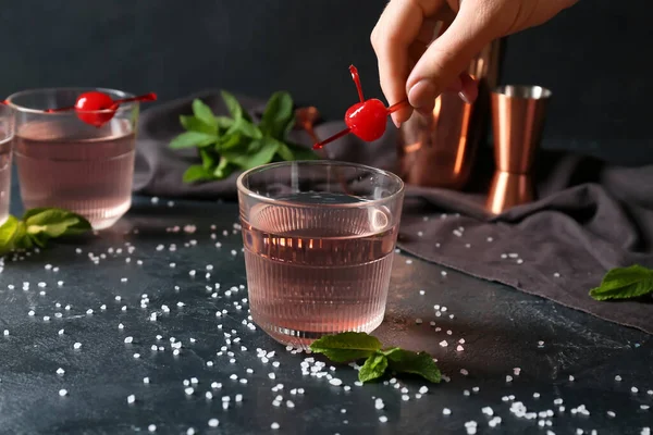 Woman Making Tasty Cosmopolitan Cocktail Dark Background — Stock Photo, Image