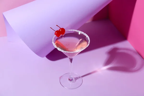 Glas Smakelijke Kosmopolitische Cocktail Kleur Achtergrond — Stockfoto