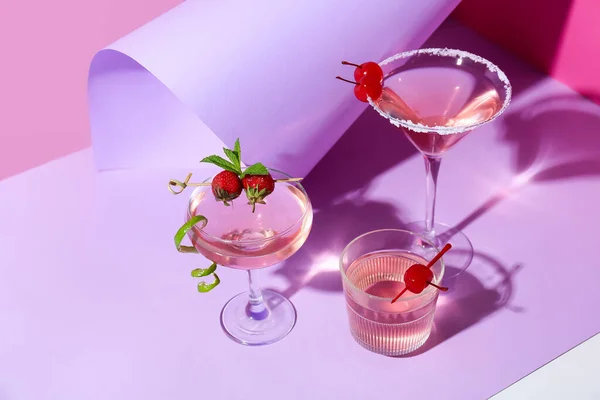 Glazen Van Smakelijke Kosmopolitische Cocktail Kleur Achtergrond — Stockfoto