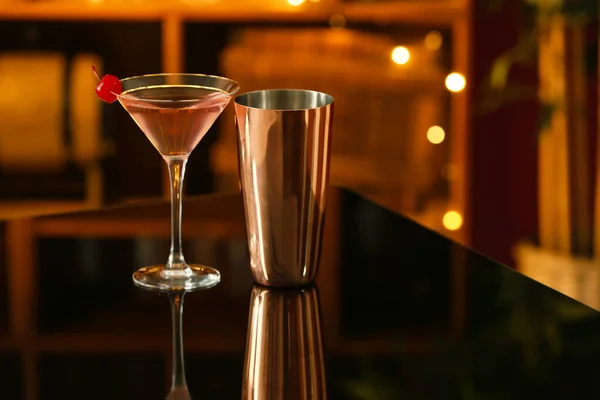 Bicchiere Gustoso Cocktail Cosmopolita Shaker Sul Tavolo Nel Bar — Foto Stock