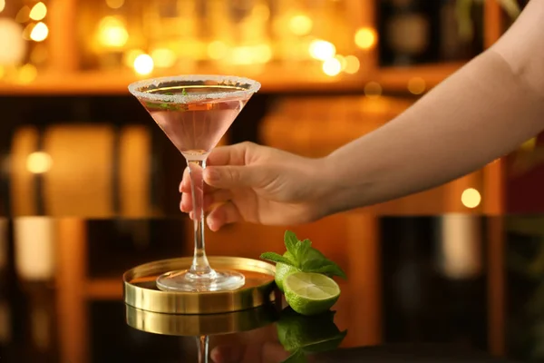 Frau Hält Glas Leckeren Kosmopolitischen Cocktail Bar — Stockfoto