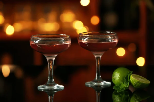 Bicchieri Gustoso Cocktail Cosmopolita Lime Sul Tavolo Nel Bar — Foto Stock