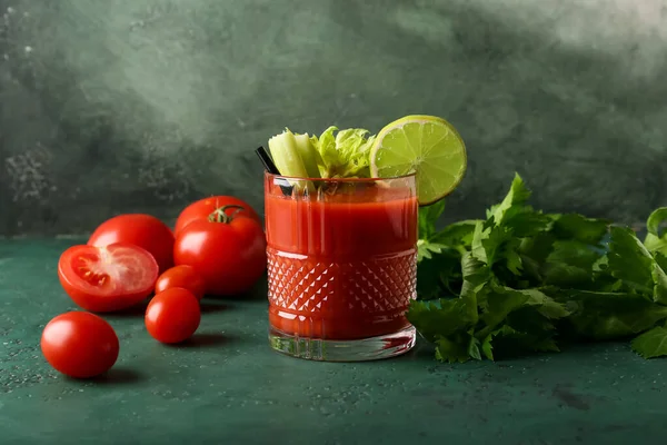 Glas Blutiger Cocktail Und Tomaten Auf Farbigem Hintergrund — Stockfoto